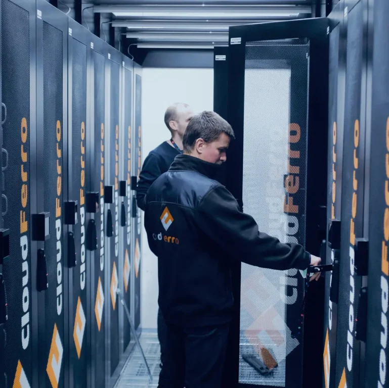 CloudFerro servers Staff vertical_cold_kadr