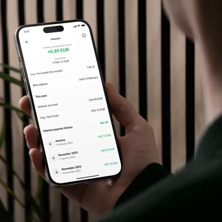ENG_Mobile App_Interest_Rates_no_logo _ XTB