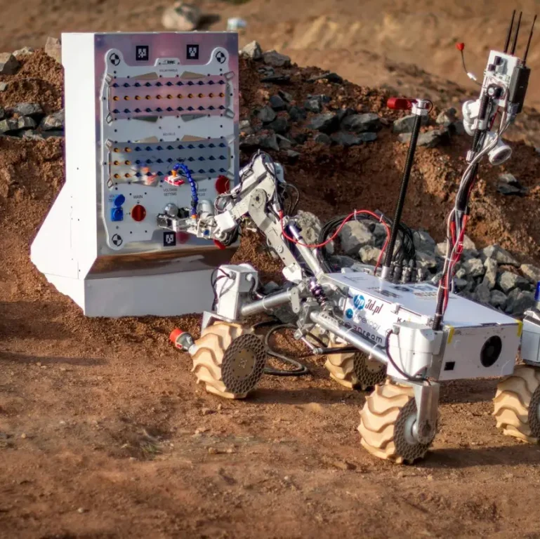 Kalman-serwisujacy-panel-na-zawodach-ERC-2019-w-Kielcach